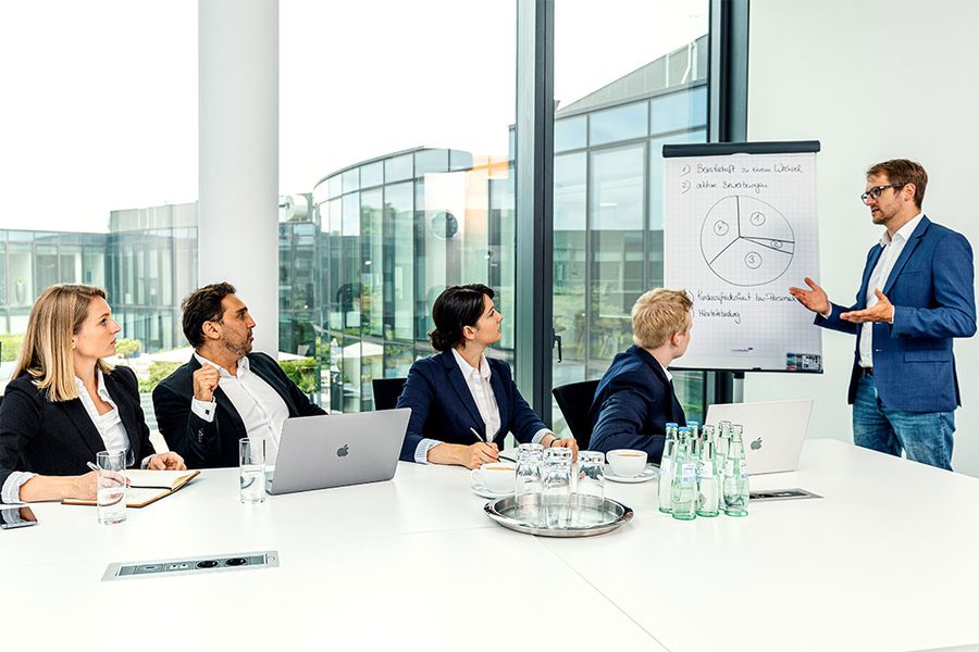 Erik Becker am Flipchart im Beratungsgespräch