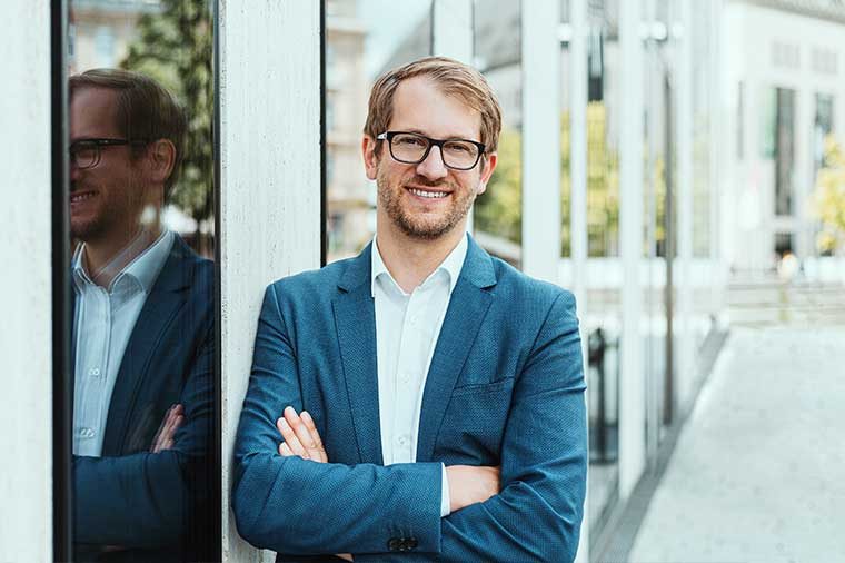 Erik Becker vor dem Büro